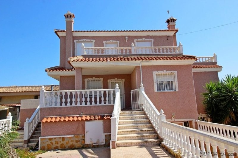 8 Bedrooms - Villa - Alicante - For Sale