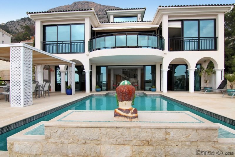 Stunning large family villa with..