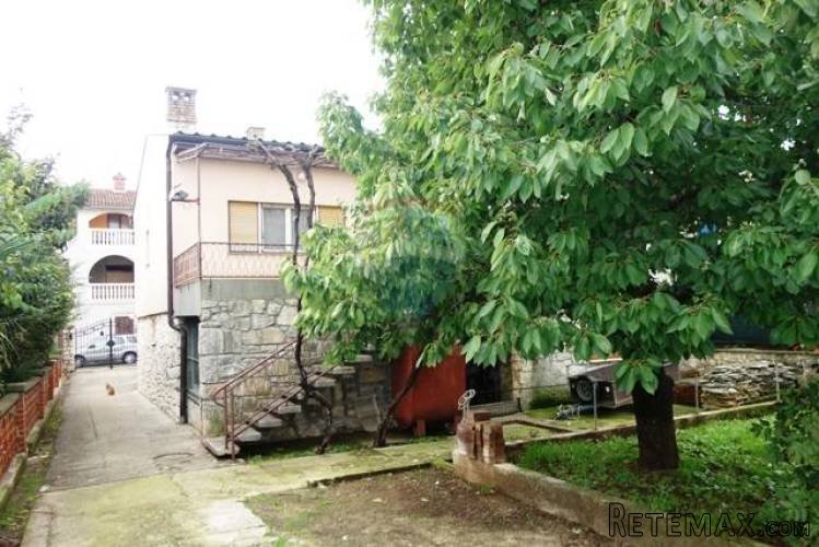 SAMOSTOJEĆA KUĆA S LIJEPIM DVORIŠTEM U CENTRU PULE