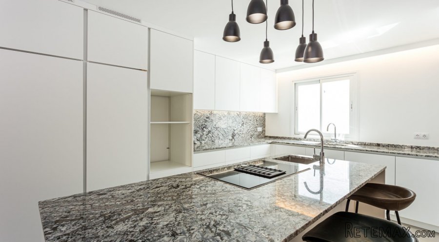 This renovated beautiful property offers a surface area.. - 3