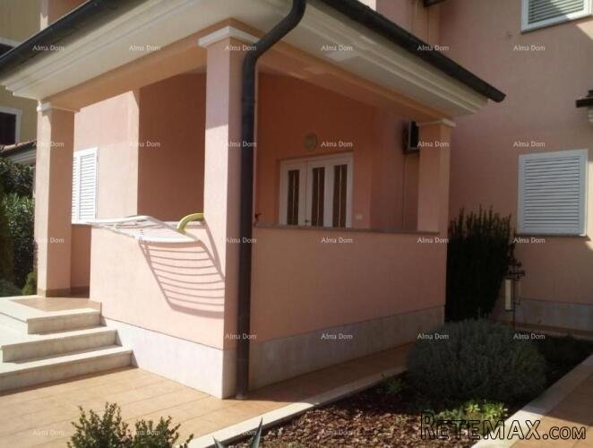 Prodaje se kuća sa 5 apartmana i pogledom na more..