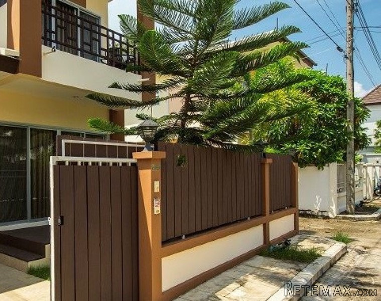 Bargain! Fabulous 3-Bedroom Town Home.. - 2