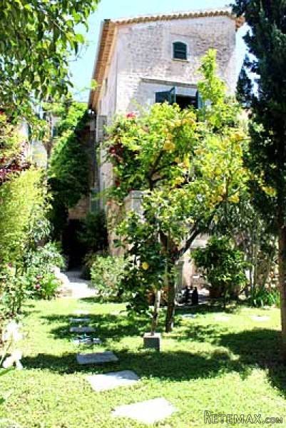 Town House With Garden Only A Few Steps..