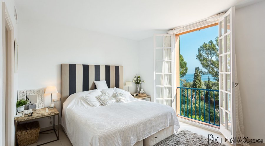 The apartment with sea views has 2 bedrooms, 2 bathrooms.. - 2