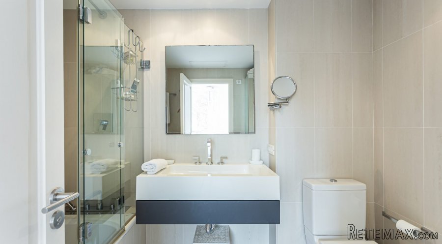 The apartment with sea views has 2 bedrooms, 2 bathrooms.. - 3
