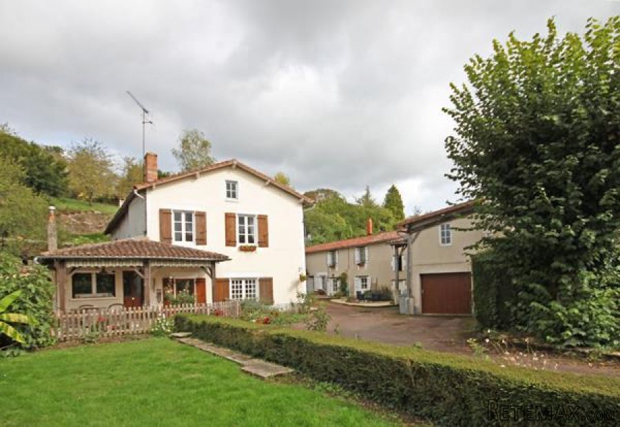 Charroux (86) - Detached 4 bed house, with a 2 bed gîte and 1..