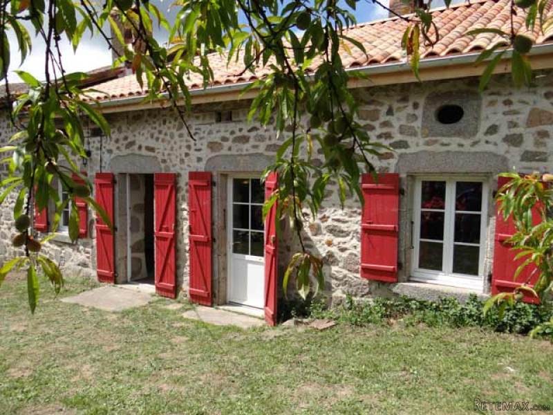 Farmhouse With Barn And Close To All..