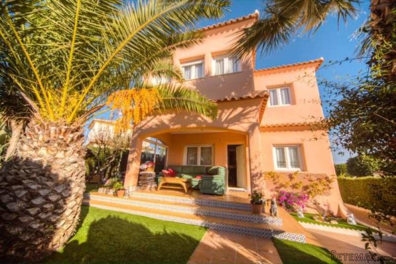 3 Bedroom 2 Bathroom Villa In Los.. - 2
