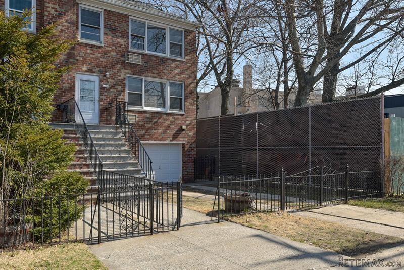 5 bedroom Flat For Sale: 1154 Crosby..