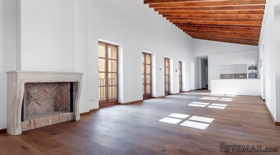 A spacious loft apartment extending to some 220 m2 with an..