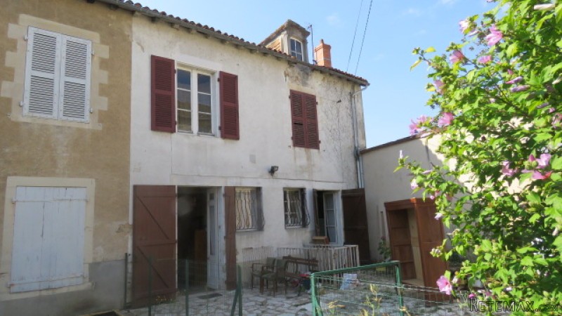 Superb 18c house in centre of..