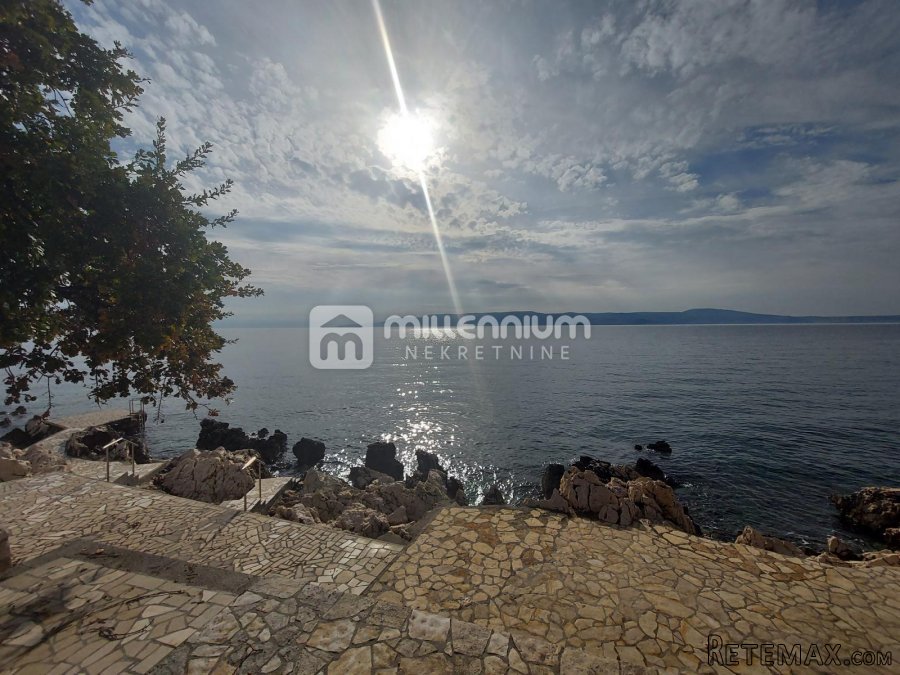 Novi Vinodolski, samostojeća kuća s 4 app, 50m od mora