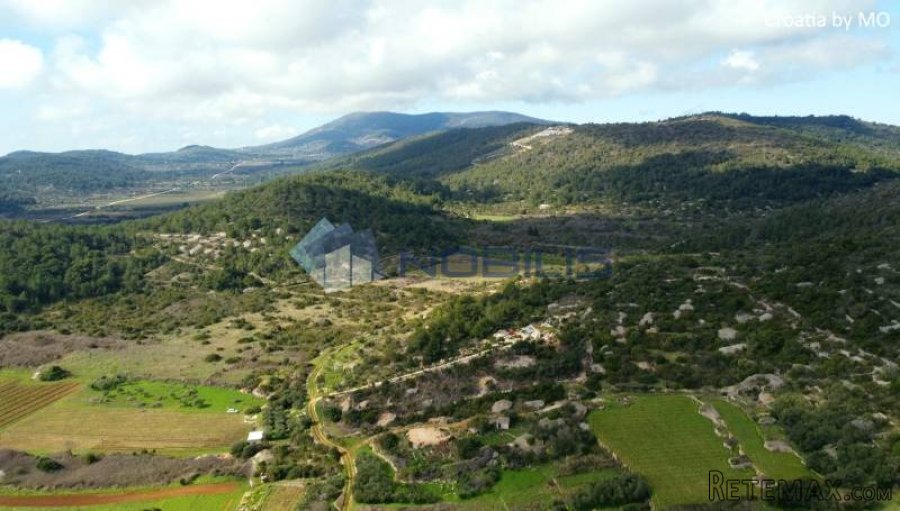 Vis, zemljište 13.000 m2 + kuća 100 m2 + nadstrešnica 20 m2 - 13