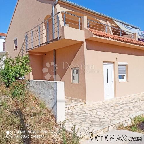 Prodaja kuće 80m od mora, 6 apartmana - 2