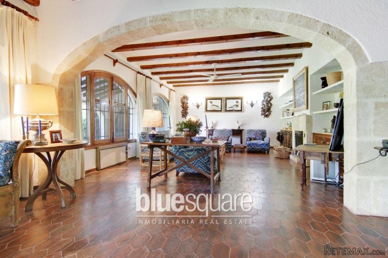 Charming 6 bedroom villa on a flat plot.. - 2