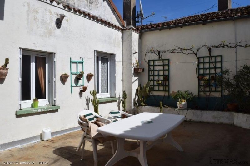 Town House With Two Garages - Close To.. - 2
