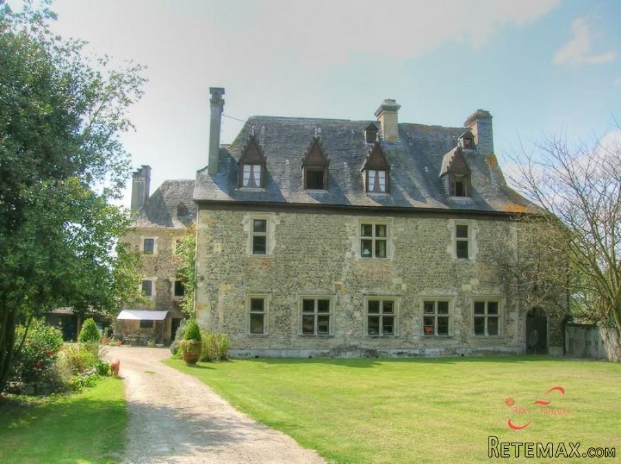 Nr Orthez (64) - A magnificent C12th Château with a swimming..