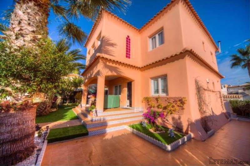 3 Bedroom 2 Bathroom Villa In Los..