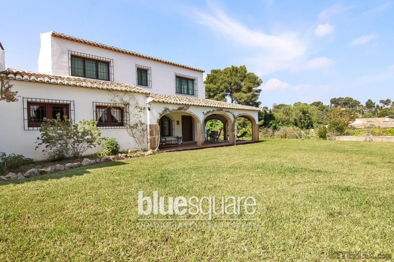 Lovely villa with large garden in..