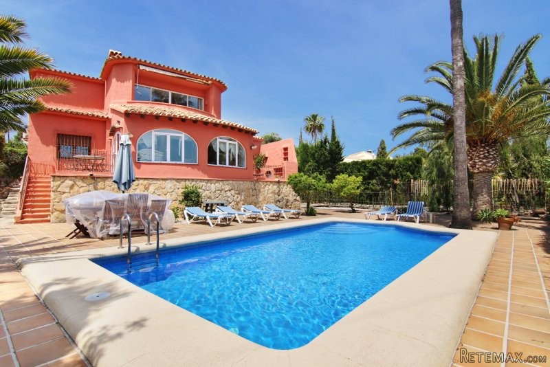 4-Bedroom villa within walking distance..
