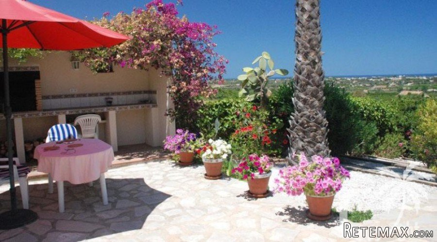 Delightful and well maintained property on one floor with a.. - 3
