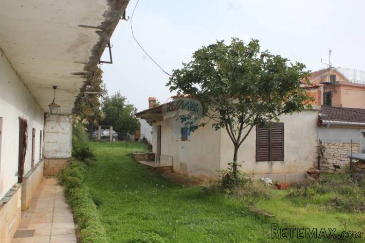 Kuća 200 m2 u mirnom predgrađu sa velikom okućnicom od... - 2