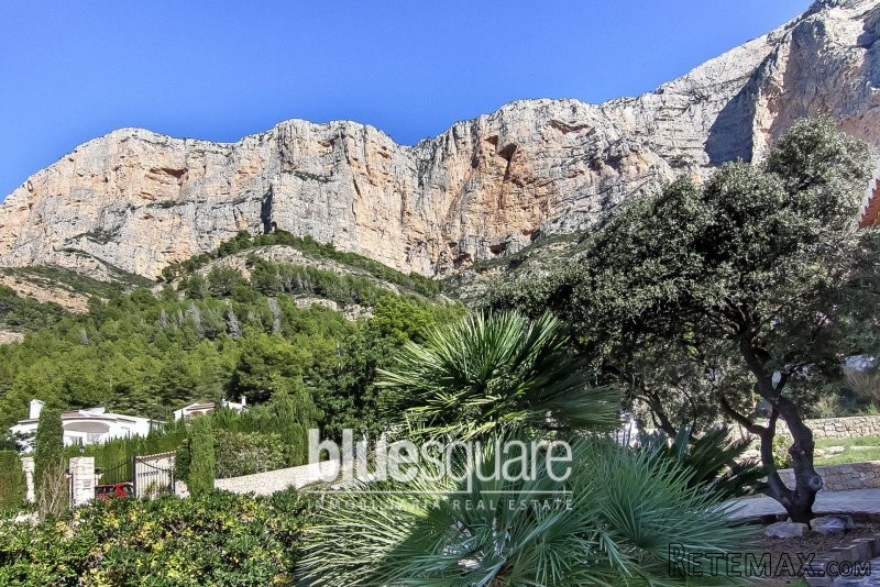 Lovely plot in a great area on the foot..