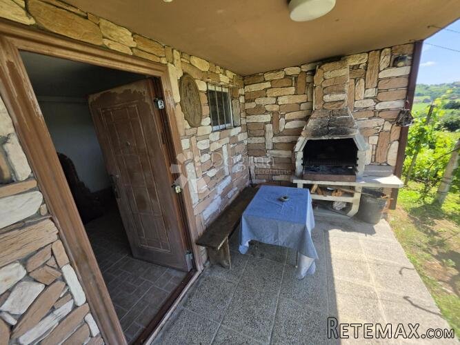 Vikendica na građevinskoj parceli 1.160m² – mirna lokacija n