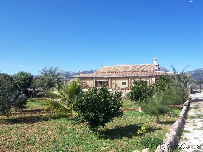 A rustic plot very near to the village, with 1.488 m2 of..