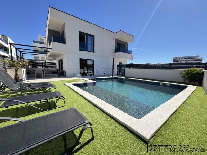 Povljana – Dvije luksuzne duplex kuće s bazenom, svaka zaseb