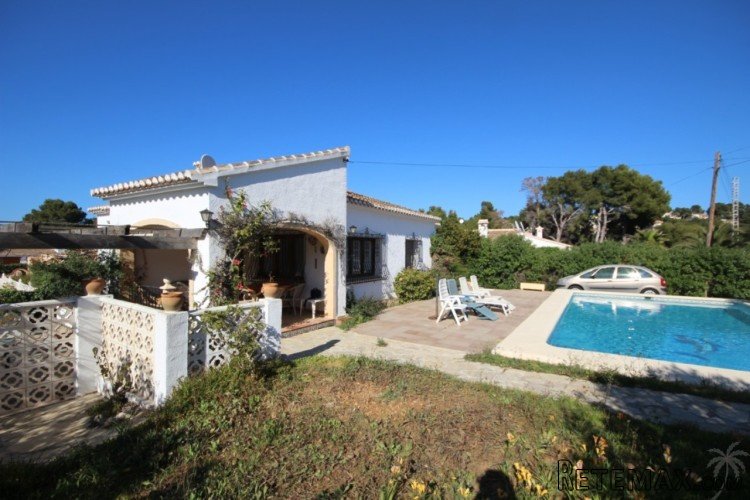 Charming Villa built on one level offering 3 double.. - 2