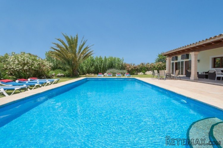 This is a bungalow-style 5-bedroom villa and is a in a..