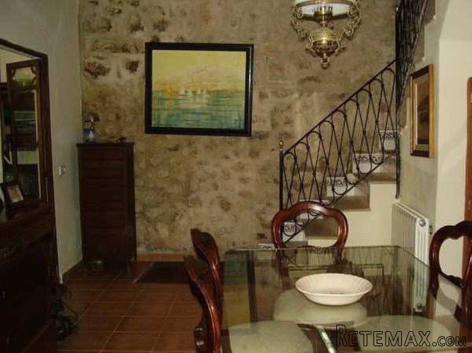 Beautiful large house with semi-independent study. 300m2..