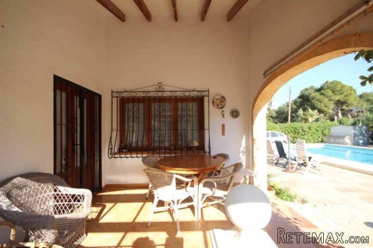Charming Villa built on one level offering 3 double.. - 4