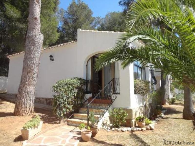 V1516 - 2 Bedroom, 2 Bathroom Bungalow..