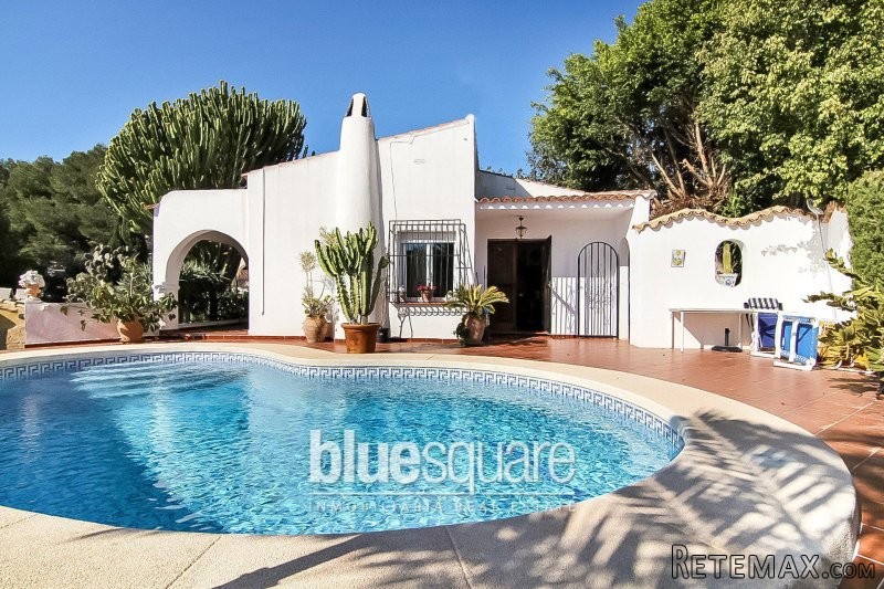 Quaint 2-bedroom chalet with lovely sea..