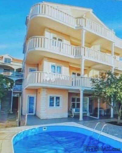 ZATOGLAV - kuća nadomak mora sa 7 apartmana i poslovnim pros