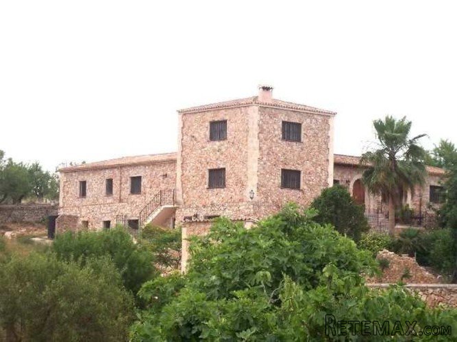 Fabulous rustic plot of 17.000 m2 with a house of..