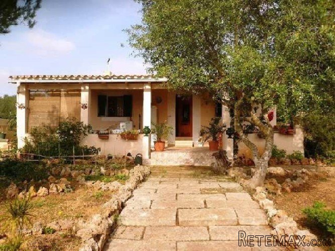 Beautiful rustic property just 2 minutes from the village...