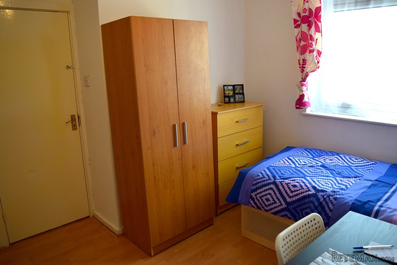 Double room, Zone 2, Devons road (share.. - 2