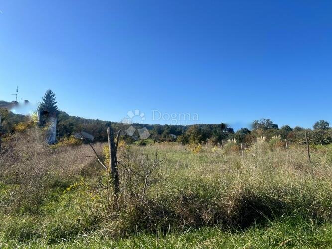 GRAĐEVINSKO ZEMLJIŠTE PRAVILNOG OBLIKA 2030 m2 - 2