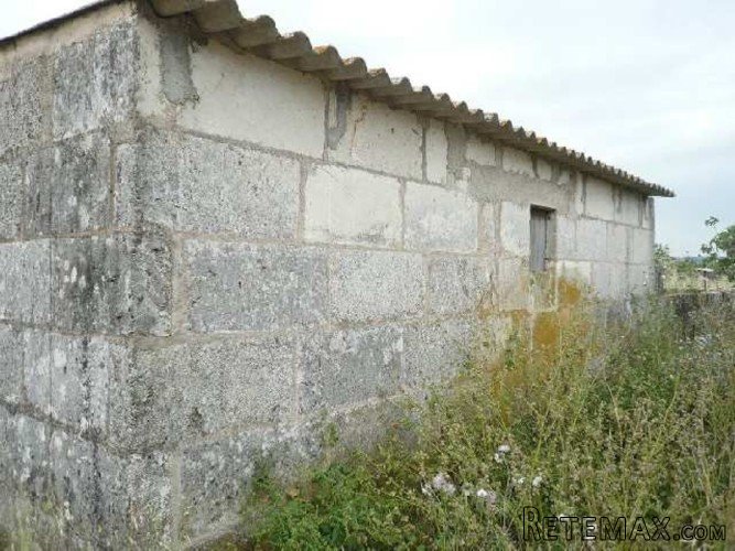 Rustic plot with farmhouse on the border of CAMPANET with..