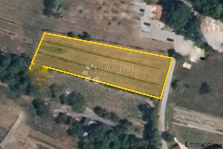 GRAĐEVINSKO ZEMLJIŠTE PRAVILNOG OBLIKA 2030 m2 - 3