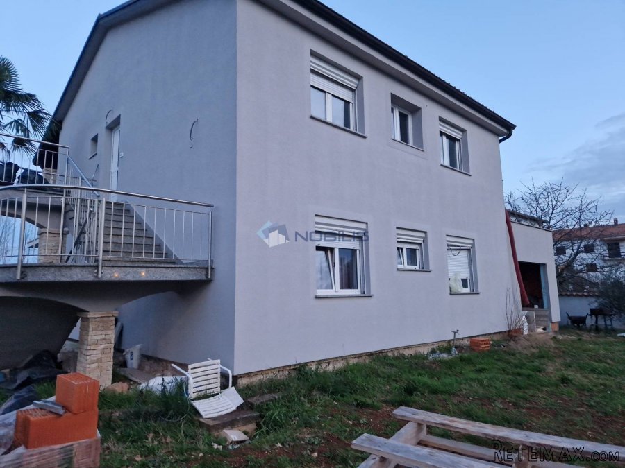 Istra, Poreč, 240m2, 2 stana + 1100m2 okućnice, bazen