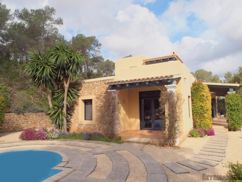Very well-kept and high quality villa..