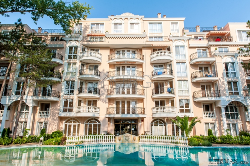 Resale of a large studio in a Luxury..