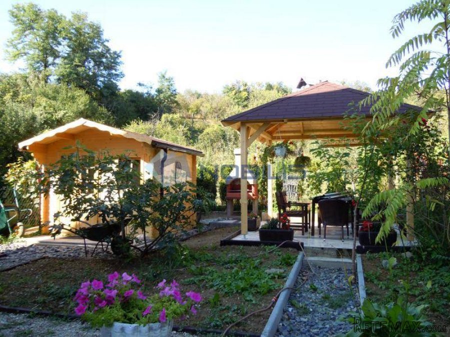 Zagreb (Gajnice) kuća sa 3 stana 256 m2