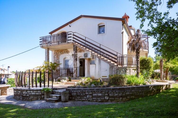 Kuća sa 4 apartmana blizu mora