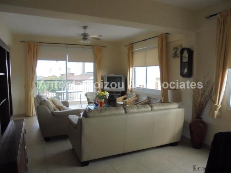 2 Bed Spacious Top Floor Apartment.. - 2
