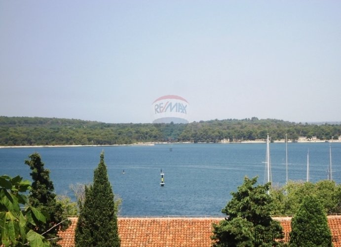 UMJETNIČKI OBNOVLJENA STAROGRADNJA S POGLEDOM NA ZALJEV